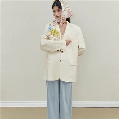 Elegância clássica personalizada acompanha lenço de seda do The Times